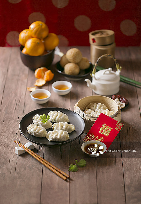 中国新年食物，蒸或煮饺子和茶静物。选择聚焦图像。图片素材