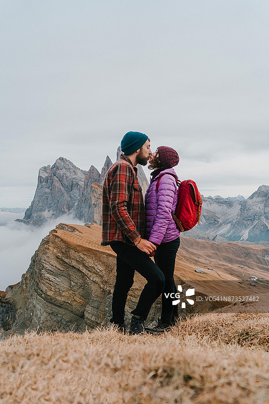 一对情侣在Dolomites的Seceda山附近接吻图片素材