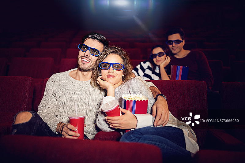 一对夫妇正在电影院看3D电影图片素材