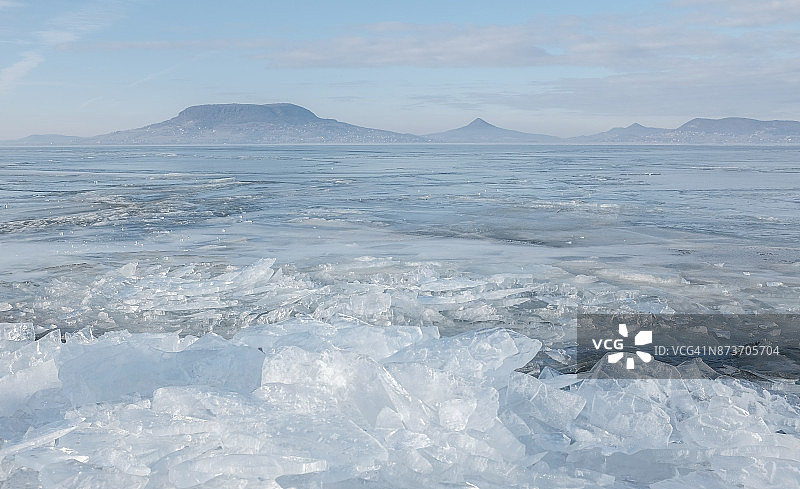 冰冻的巴拉顿和远处的巴达克索尼图片素材