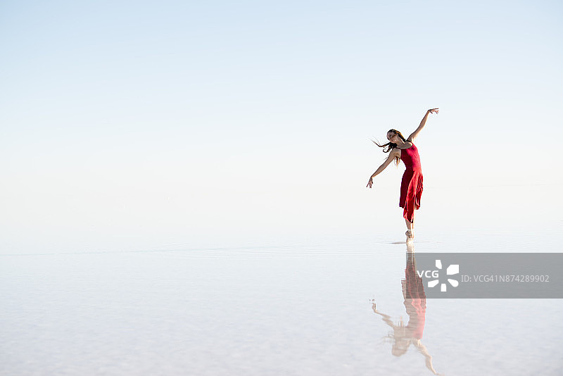 年轻的芭蕾舞演员晚上在湖上跳舞图片素材