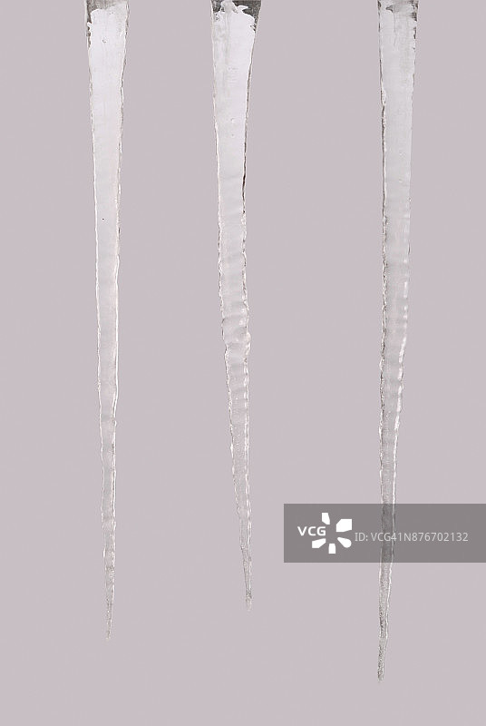孤立在灰色上的冰柱(三条剪切路径)图片素材