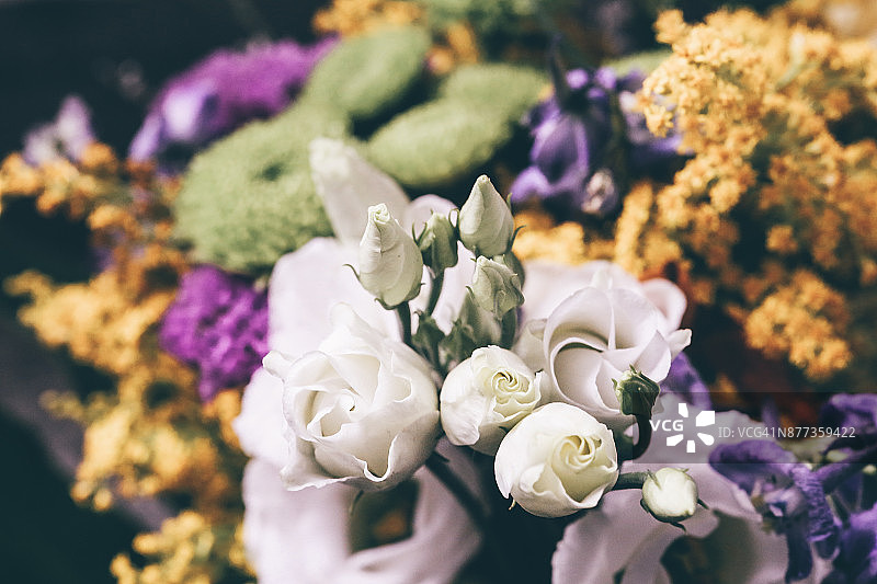 一个白玫瑰和各种花的花束的特写图片素材