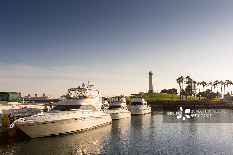 豪华游艇停泊在加州长滩的彩虹港图片素材
