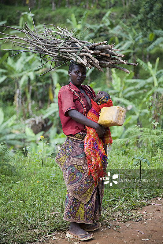 非洲布隆迪，马桑戈，锡比托克，母亲抱着孩子，头上顶着平衡棒图片素材