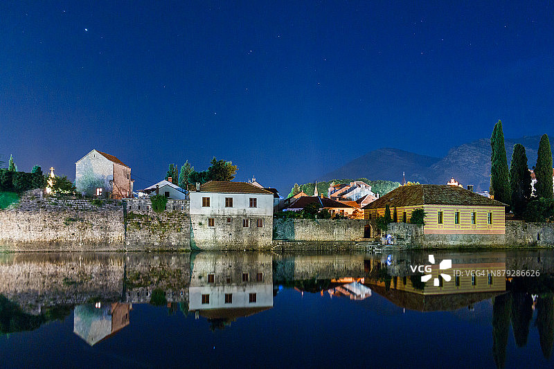 特雷宾耶倒映在Trebišnjica河上，波黑夜景图片素材