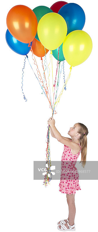 小女孩看一堆彩色的气球图片素材