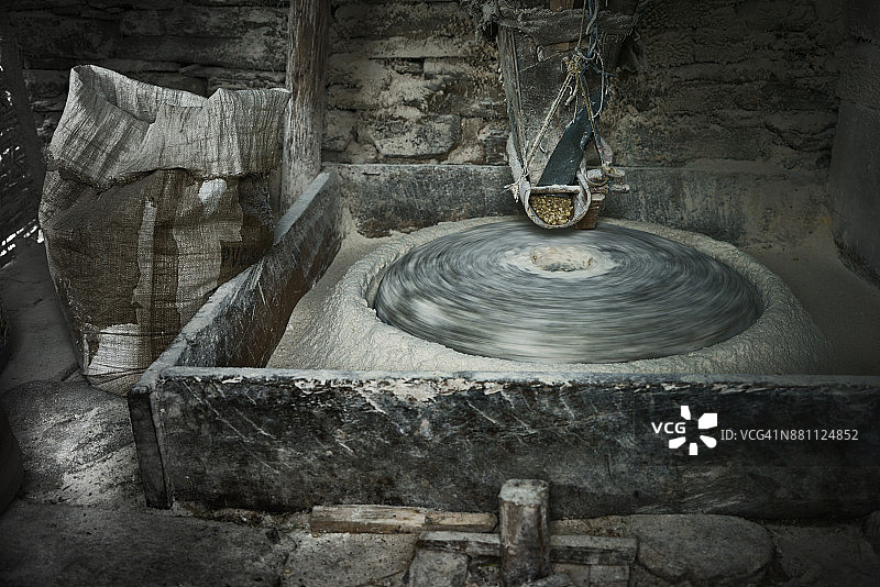 纺纱磨石的老式水磨图片素材