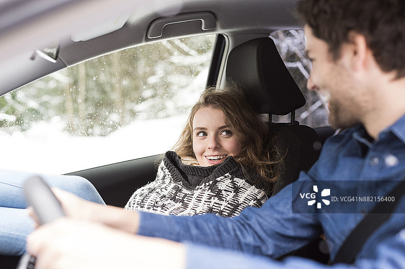 一对年轻夫妇在冬天的公路旅行图片素材