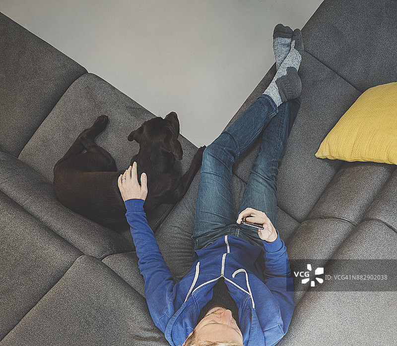 男人和狗在沙发上图片素材