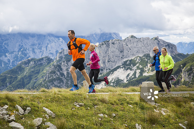 男人和女人在山里跑步图片素材