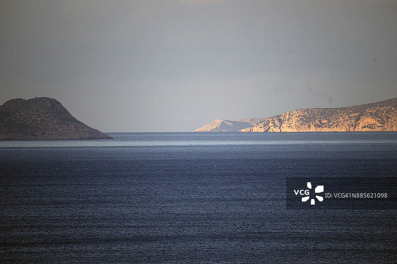 欧洲，希腊，罗德岛，2017:在爱琴海上的海景(或景观)显示希腊岛屿图片素材