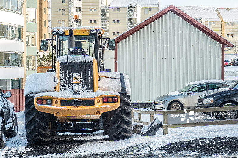雪地里停放的拖拉机(冰岛雷克雅未克)图片素材