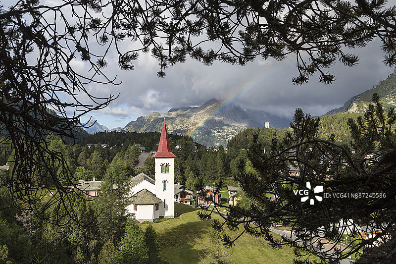 彩虹在Chiesa比安卡，Maloja，瑞士图片素材
