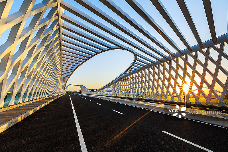 阳光下的道路和现代桥梁图片素材