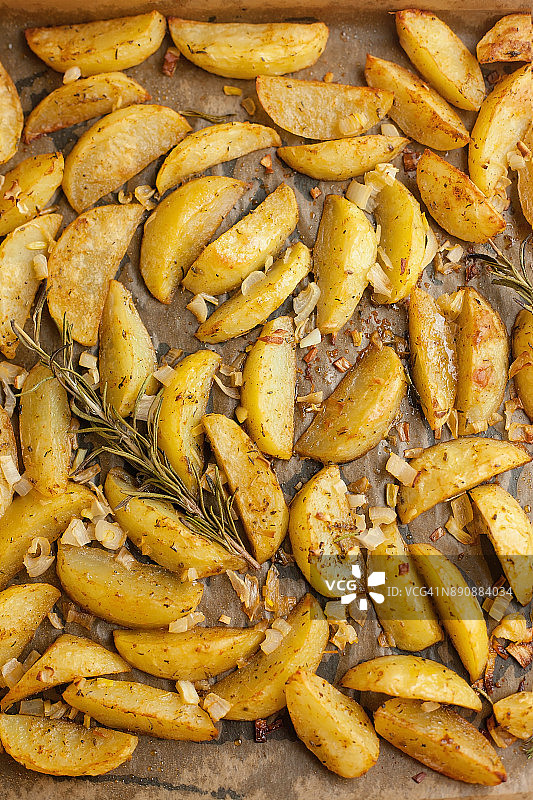 烤土豆配迷迭香，混合香草和洋葱图片素材