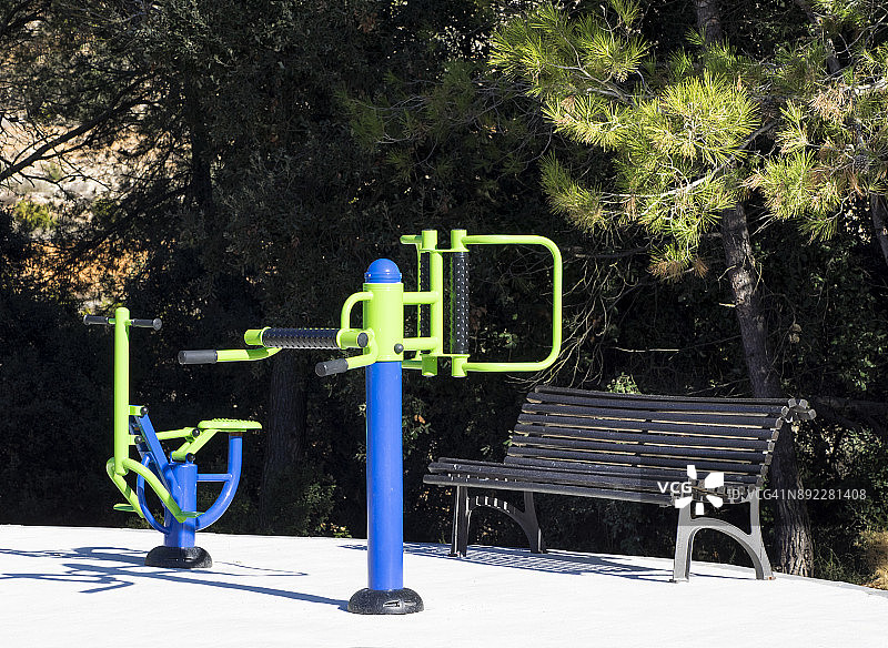 在城市的一个公园里做运动和体操的机器。图片素材