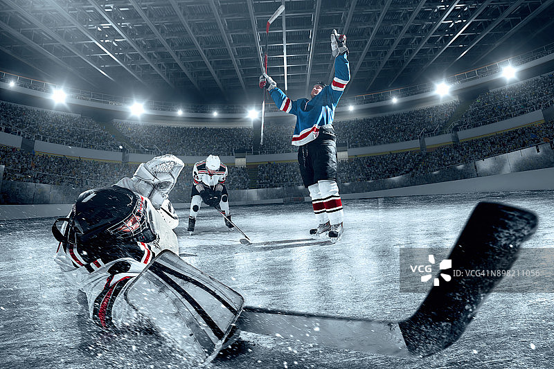 冰球运动员在大型专业冰场上得分图片素材