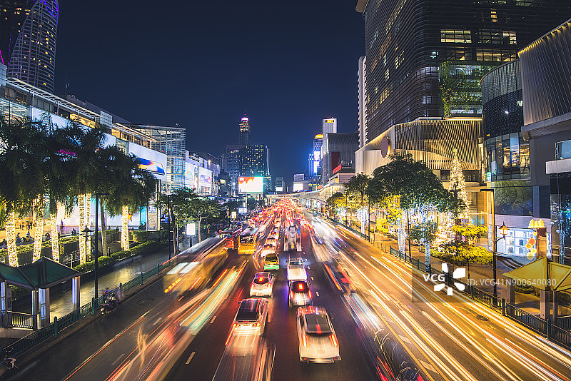 拉查丹里路晚上的交通状况。曼谷,泰国。图片素材