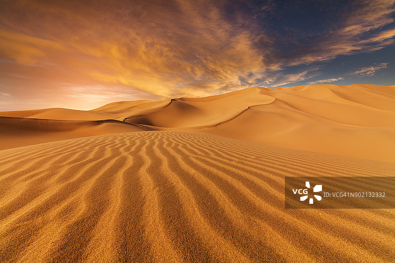 日落时沙漠中的沙丘图片素材