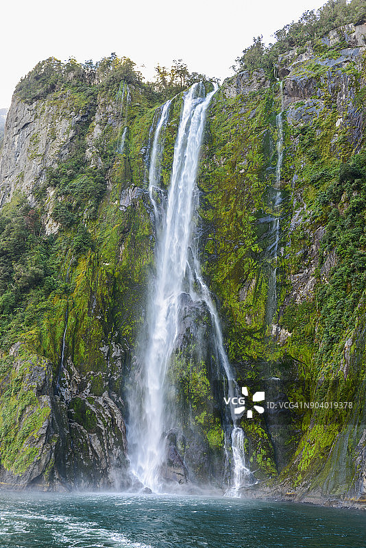 新西兰南岛米尔福德湾的瀑布图片素材