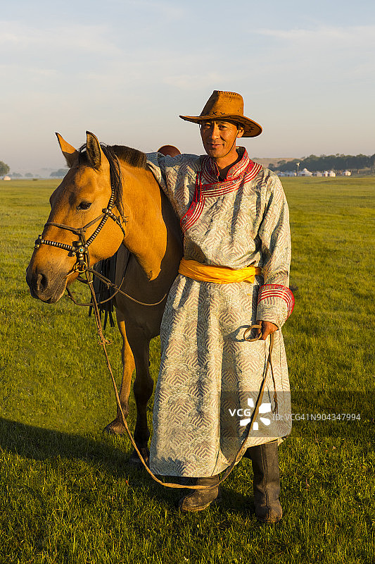 内蒙古汉八里附近的蒙古族传统骑手和马。图片素材