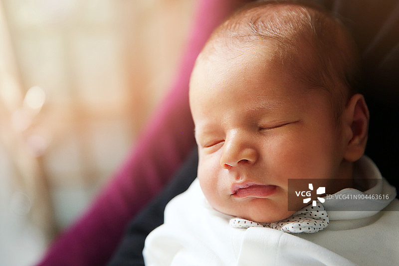 一个美丽的熟睡婴儿的特写肖像图片素材