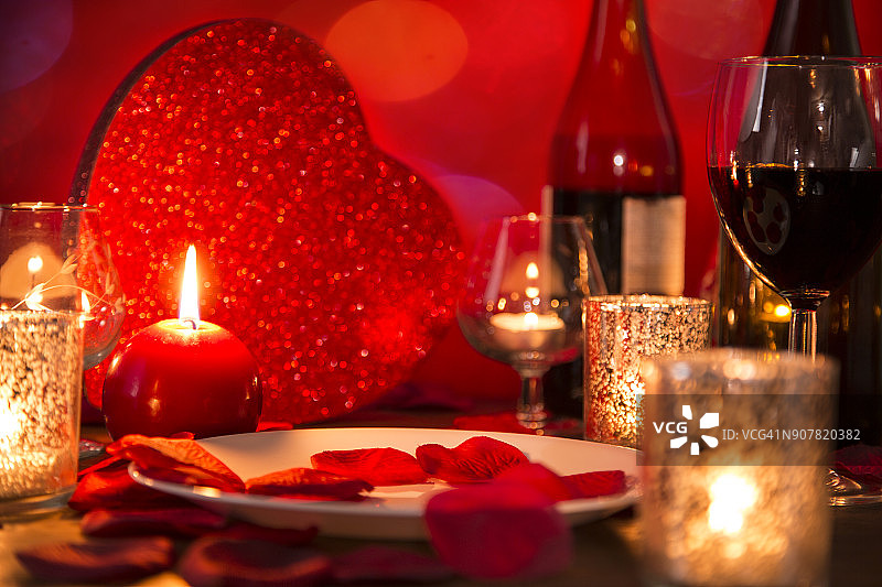 情人节浪漫的烛光晚餐，贴心的礼物和美酒。图片素材
