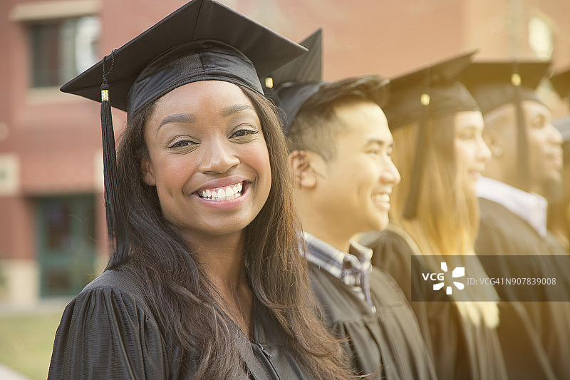 非裔女大学生在校园内毕业。图片素材