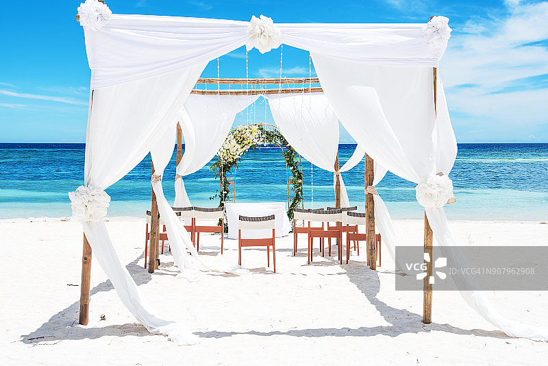 热带天堂海滩婚礼设置图片素材