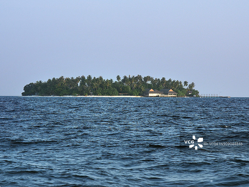 从船上看马尔代夫库达班多斯岛图片素材