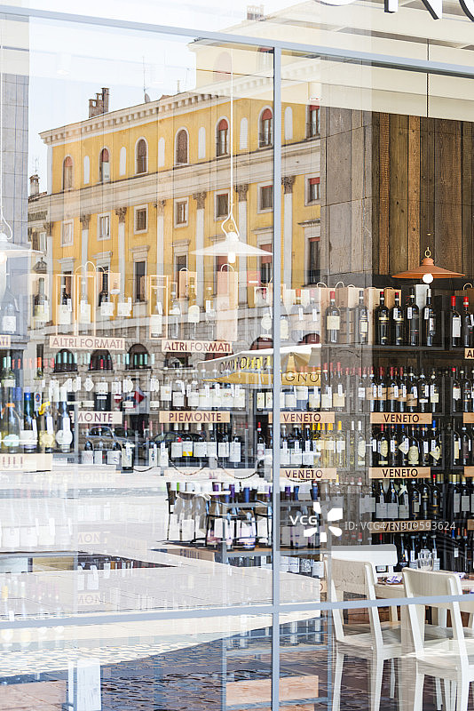 意大利，伦巴第，布雷西亚，镜像外立面的葡萄酒商店橱窗展示图片素材
