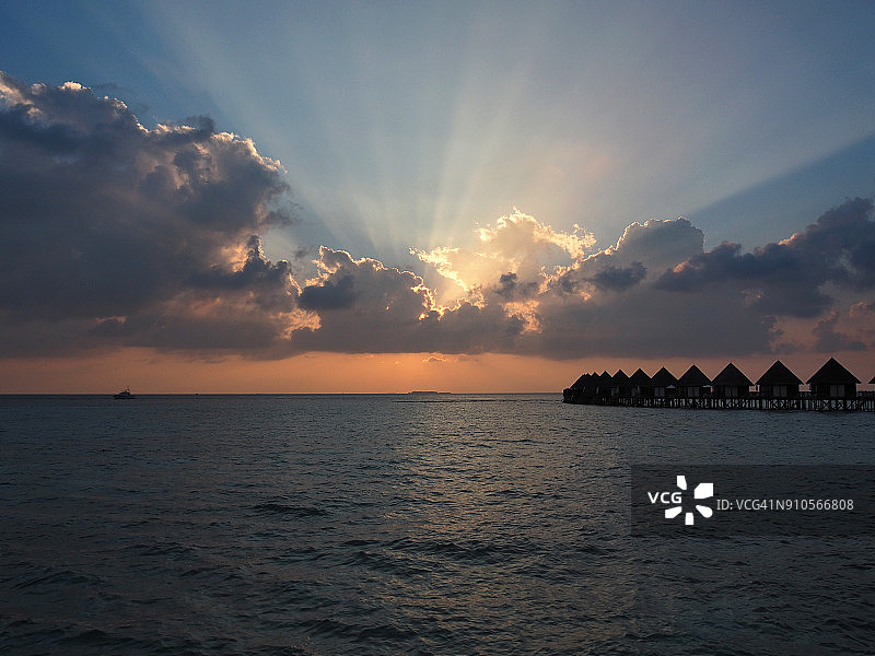马尔代夫Thulhagiri岛的日落图片素材