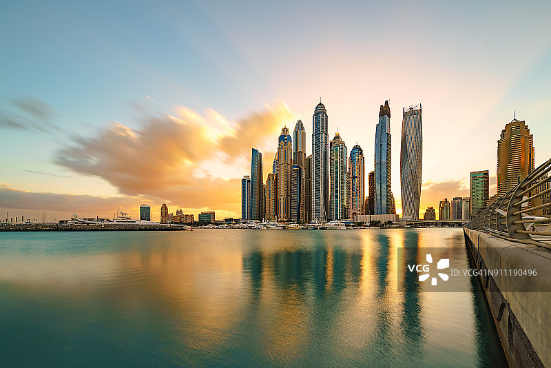 迪拜码头天际线阳光图片素材