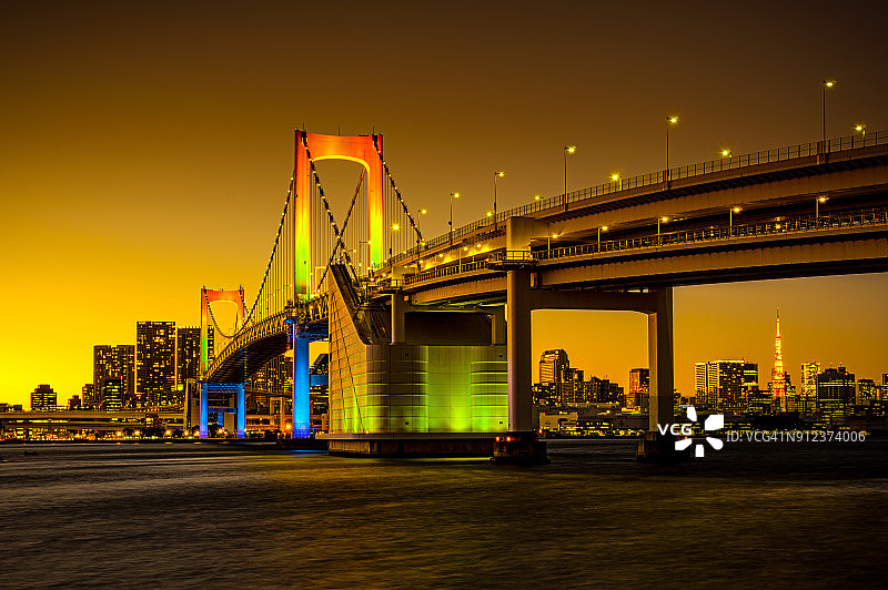 金色暮色中的东京彩虹桥图片素材