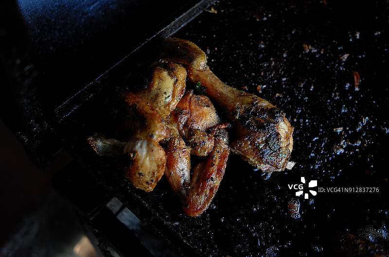 用木炭烤架烤猪肉和鸡肉图片素材