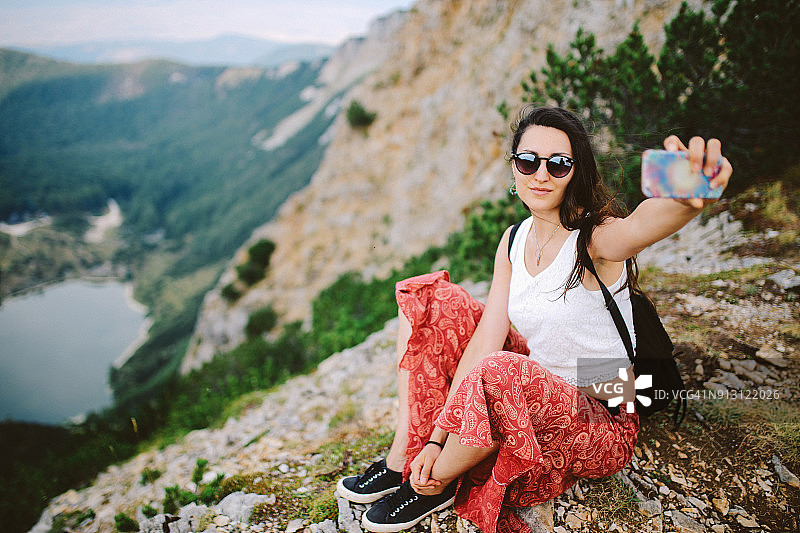独自的旅行者在第纳尔阿尔卑斯山顶欣赏风景图片素材