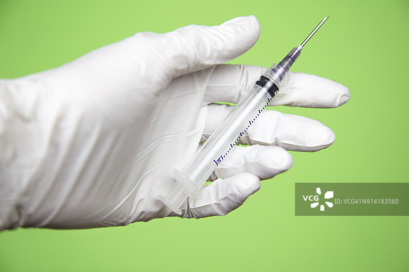 卫生工作者准备疫苗。用皮下注射器，特写。医学的概念图片素材
