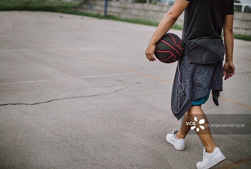 街头篮球比赛的球员图片素材
