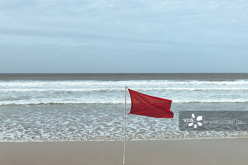 红旗抵着大海图片素材