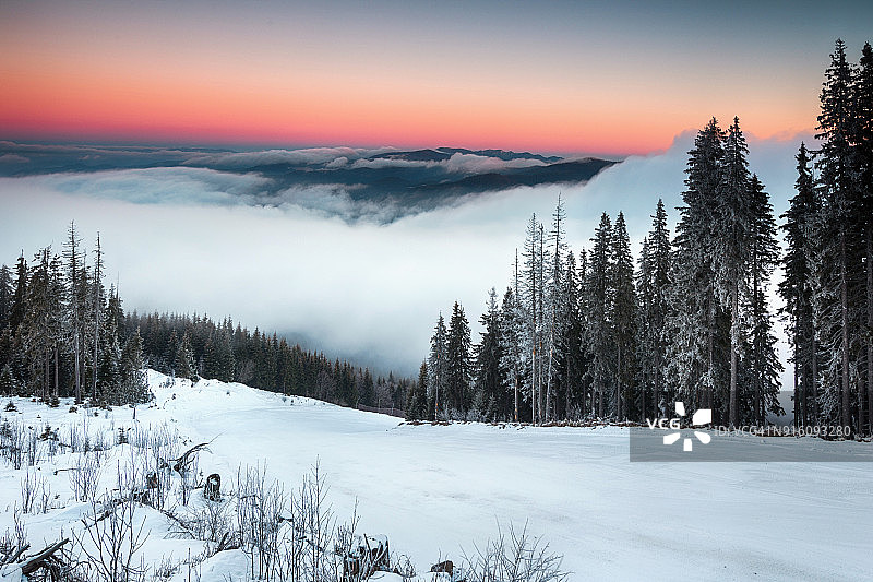 2018年2月，保加利亚罗多普山区Pamporovo:日出时云层上方的滑雪坡道图片素材