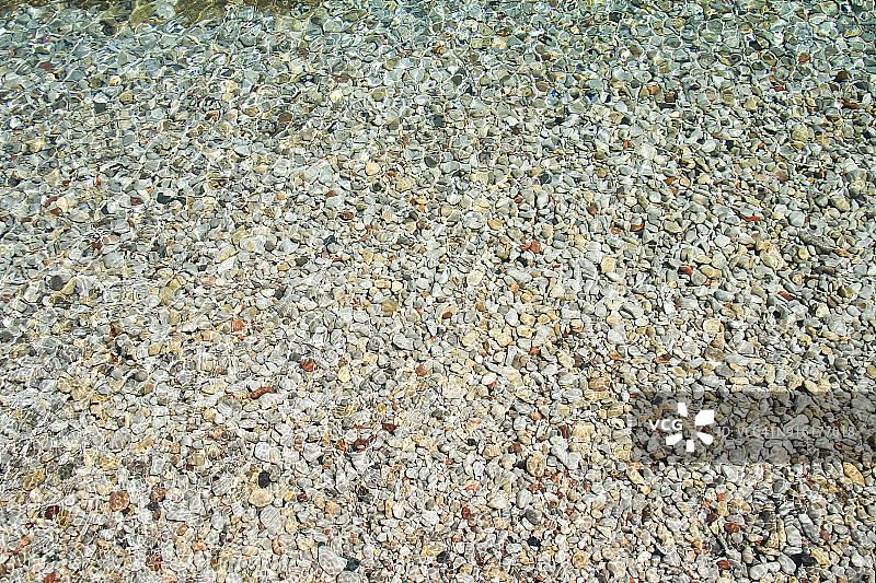 希腊罗德岛海滩上五颜六色的鹅卵石图片素材