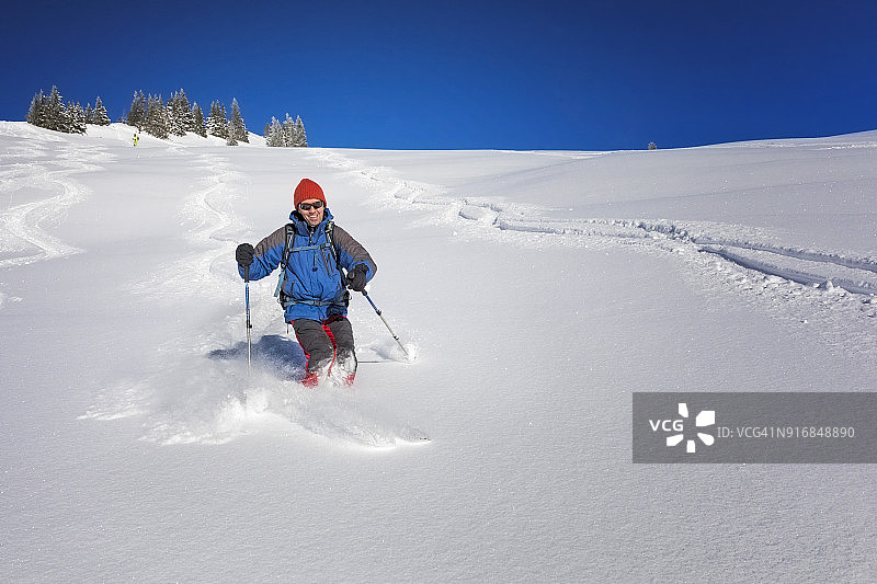 在阿尔卑斯山滑雪图片素材