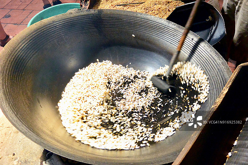 特写，米饭在热沙中膨胀图片素材