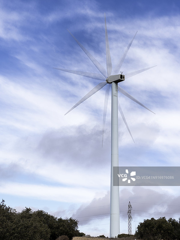 风力涡轮机在风景中移动，在冬季的一个山顶，阿尔瓦塞特，卡斯蒂利亚曼查，西班牙。图片素材