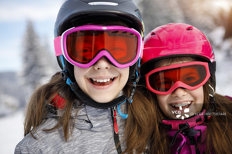 快乐的小滑雪者的肖像图片素材