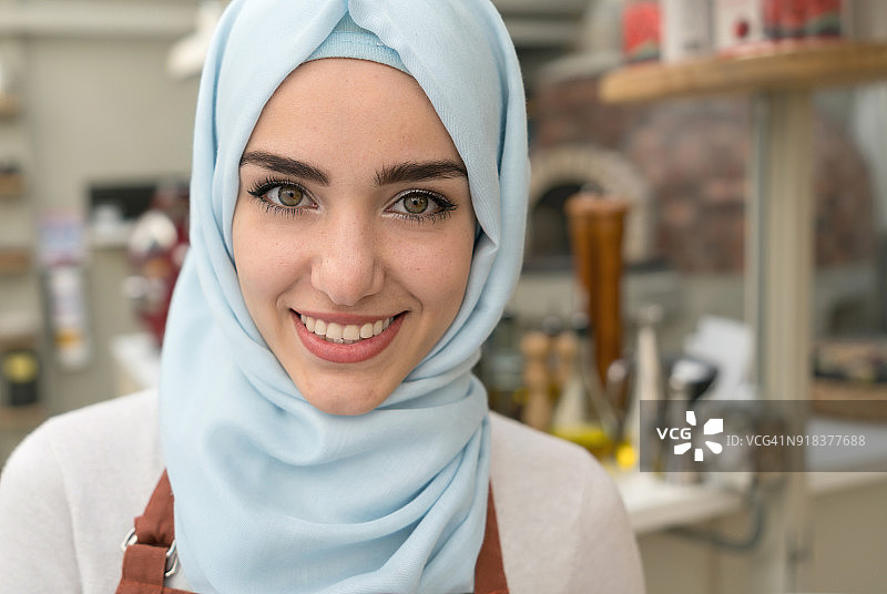 一名在餐馆工作的阿拉伯穆斯林妇女的肖像图片素材