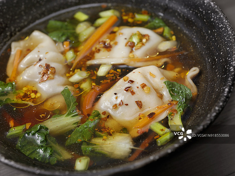 亚洲风格的猪肉饺子汤图片素材