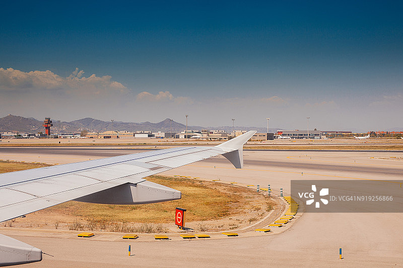 从飞机上俯瞰巴塞罗那国际机场。图片素材