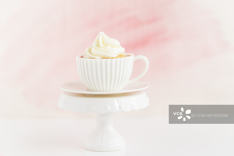 蛋糕架上有奶油糖霜的纸杯蛋糕图片素材